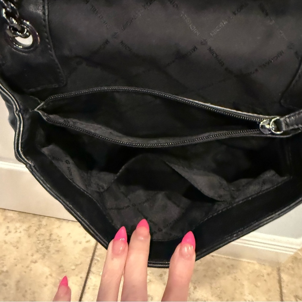 Michael Kors Black Peyton Shoulder Bag - Picture 3 of 7